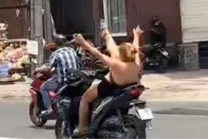 Podcast bản tin tối 12-4: Nữ "quái xế" buông tay, múa chân khi chạy xe khai gì?