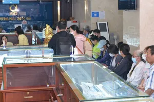 Giá vàng sáng đầu tuần bật tăng 4 triệu đồng/lượng
