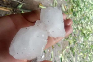  Mưa đá như trút ở Hà Giang và Cao Bằng