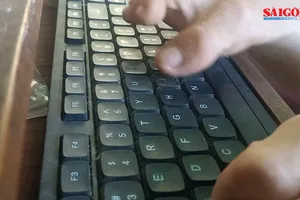 Cảm phục chàng trai viết chữ, đánh máy bằng chân