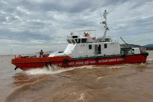 Huy động 9 tàu chuyên dụng tìm kiếm 8 ngư dân mất tích