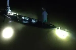 Cứu người đàn ông bị lũ cuốn trôi 