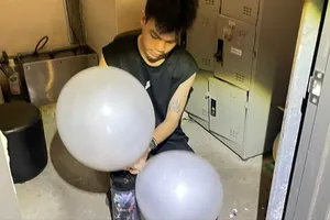 Công an TPHCM triệt phá tụ điểm bán khí cười