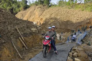 Nối lại giao thông 5 thôn bị cô lập ở Quảng Ngãi