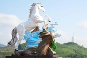 Linh vật Bạch Mã chào Xuân Bính Ngọ lộ diện ở đồi Chuông Gió