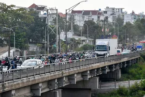 Dòng xe nối đuôi nhau trên cầu Bến Lức, tỉnh Tây Ninh