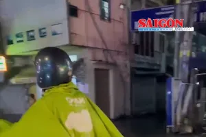 TPHCM: Ngã tư đường Quang Trung - Nguyễn Văn Quá bị ngập sau cơn mưa chiều 5-5.