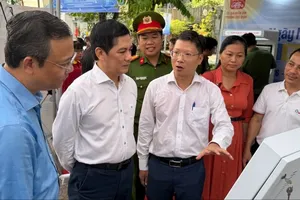 Lãnh đạo phường Chợ Quán và Sở KH-CN TPHCM cùng các tham quan không gian ứng dụng KH-CN của phường tại ngày hội