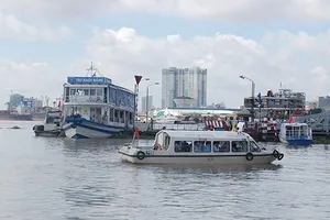 Khai thác du lịch đường sông nội đô tại bến Bạch Đằng
