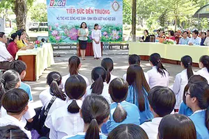 Trao học bổng “Tiếp sức đến trường”  tại huyện Tháp Mười