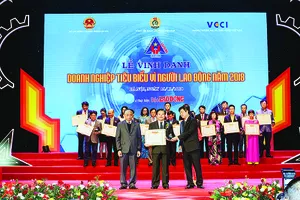 Đại diện Công ty Vedan, ông Kuo Ting Hung nhận giải thưởng từ ban tổ chức