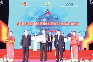 Công ty Yến sào Khánh Hòa nhận giải thưởng Doanh nghiệp tiêu biểu vì người lao động