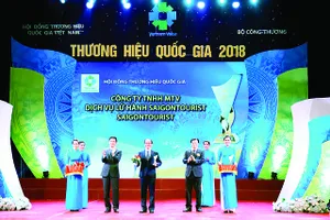 Ông Nguyễn Hữu Y Yên, Tổng Giám đốc Công ty Dịch vụ Lữ hành Saigontourist, nhận biểu trưng Thương hiệu Quốc gia 2018 tại lễ công bố các doanh nghiệp có sản phẩm đạt Thương hiệu Quốc gia 2018