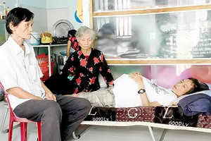 Bà Vương (giữa) nay trở thành trụ cột chính  nuôi cả gia đình  bị bệnh