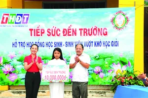 Ông Ngô Thanh Trí - PGĐ Công ty TNHH MTV Xổ số  kiến thiết tỉnh Đồng Tháp đại diện nhà tài trợ chính trao học bổng cho em Trần Như