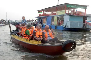 Du khách nước ngoài tham quan chợ nổi Cái Răng