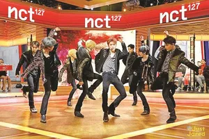 Nhóm nhạc NCT 127 biểu diễn ở Mỹ