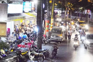 Vỉa hè, lòng đường “vỡ trận” vì… quán nhậu