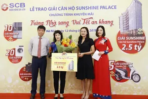 Ông Lại Quốc Tuấn - Phó TGĐ kiêm Giám đốc Văn phòng SCB miền Bắc trao giải cho khách hàng