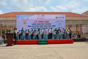 Caravan thiện nguyện 2030 trao quà cho các em học sinh