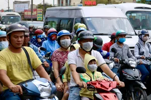 Người dân tấp nập trở lại TPHCM sau kỳ nghỉ lễ