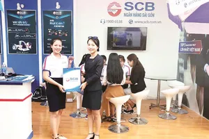Khách hàng được tư vấn và nhận quà tại gian hàng SCB