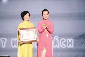 Bà Lê Thị Kim Thoa - nguyên Chủ tịch điều hành Quỹ Hỗ trợ Giáo dục  Lê Mộng Đào nhận bằng khen của UBND TPHCM trao tặng cho Quỹ