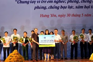 Bà Nguyễn Thị Minh Tâm, Giám đốc Chi nhánh Vinamilk Hà Nội đại diện công ty trao bảng tượng trưng 44.709 ly sữa cho đại diện tỉnh Hưng Yên  