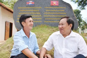 Gắn bó thủy chung, trọn nghĩa vẹn tình