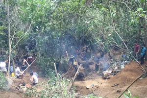 Khu vực núi đá (bãi Bưởi), xã Liễu Đô, huyện Lục Yên có hàng trăm người dân rầm rộ lên khai thác đá quý. Ảnh: TTXVN