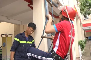 Cảnh sát PCCC-CNCH hướng dẫn học sinh  sử dụng thang dây thoát nạn