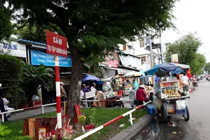 Hàng rong "bủa vây" bệnh viện