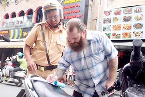 Khó xử người nước ngoài vi phạm giao thông