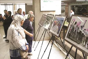 Khách tham quan triển lãm tranh “Khám phá Việt Nam”  tại thủ đô Algiers trong cùng chuỗi sự kiện kỷ niệm 74 năm Cách mạng Tháng Tám và Quốc khánh 2-9