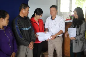 Giúp 12 gia đình bị thiệt hại do mưa lũ