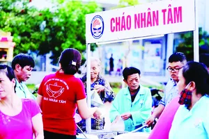 Những suất cháo miễn phí được trao cho bệnh nhân đang điều trị  tại Bệnh viện Đa khoa tỉnh Quảng Trị