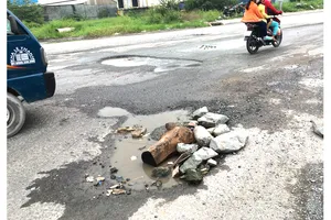 Lấy đá to lấp ổ gà, nguy hiểm khó lường