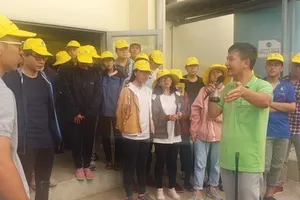 Sinh viên Khoa Môi trường đi thực tế ở bãi rác, các khu xử lý nước rỉ rác. 