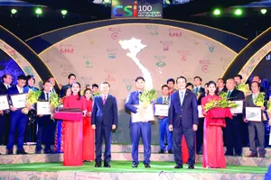 Đại diện Lãnh đạo Công ty Yến sào Khánh Hòa nhận chứng nhận