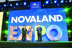 Ông Lê Viết Hải (bìa phải) - Chủ tịch HĐQT, TGĐ Tập đoàn Hòa Bình nhận kỷ niệm chương của chương trình