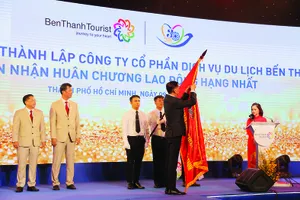 Ông Trần Vĩnh Tuyến - Phó Chủ tịch UBND TPHCM trao Huân chương Lao động hạng nhất  cho Công ty BenThanh Tourist