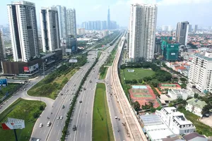 Bàn thu hút khách đi metro