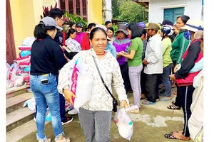 Chung tay giúp đỡ đồng bào nghèo