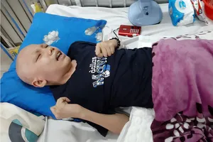 Thương xót bé trai bị ung thư não