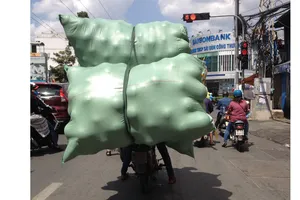 Cần ngăn hiểm họa từ xe chở hàng cồng kềnh