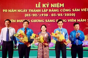 Các gương điển hình giao lưu tại lễ tuyên dương. Ảnh: hcmcpv.org.vn