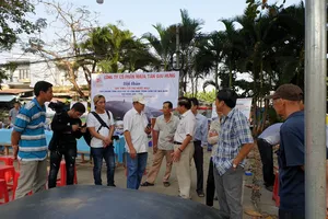 Bà con địa phương tham dự hội thảo tìm hiểu túi trữ nước ngọt của Công ty CP Nhựa Tân Đại Hưng.