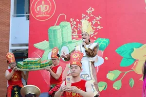 Học sinh Trường THPT Nguyễn Du tái hiện  sự tích bánh chưng, bánh giầy trong buổi nói chuyện chuyên đề “Tết 2020”