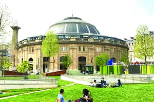 Khuôn viên bên ngoài tòa nhà đặt Bảo tàng Fondation Pinault