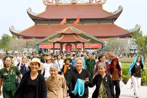 Mùa xuân viếng đền Gia Định